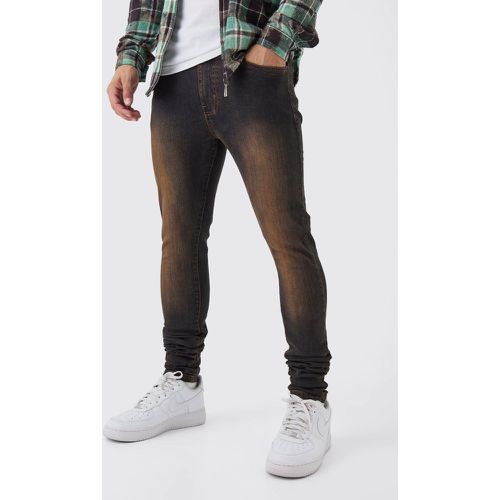 Jeans Super Skinny Fit Stretch in tinta marrone con pieghe sul fondo - boohoo - Modalova