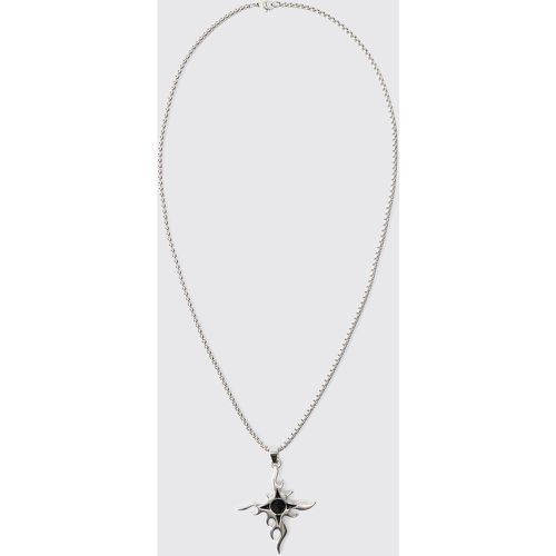 Collana in argento con pendente a croce - boohoo - Modalova