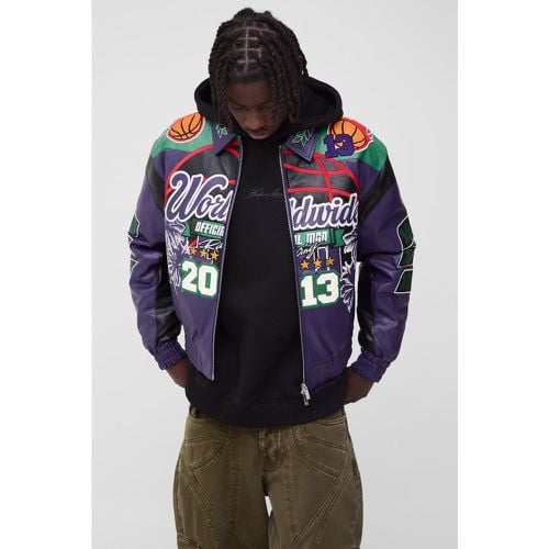 Giacca squadrata Worldwide in PU con stemmi stile Varsity viola - boohoo - Modalova