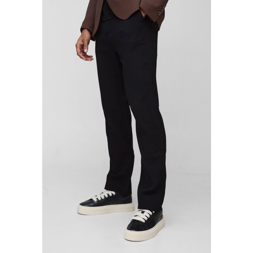 Pantaloni dritti con pieghe e vita fissa - boohoo - Modalova