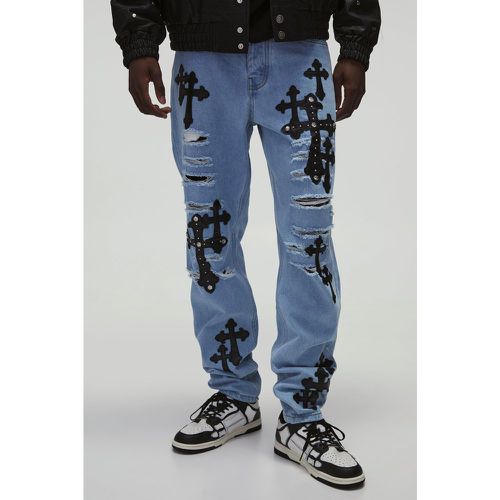 Jeans Aqqlique Slim Fit strappati con borchie incrociate e pieghe sul fondo - boohoo - Modalova