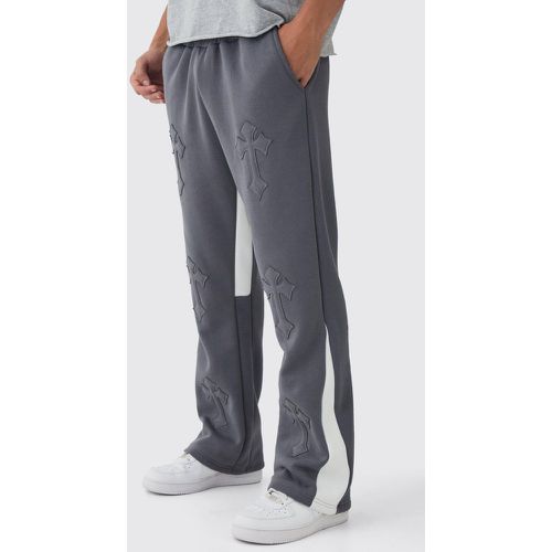 Pantaloni tuta Regular Fit con applique al grezzo e inserti incrociati - boohoo - Modalova