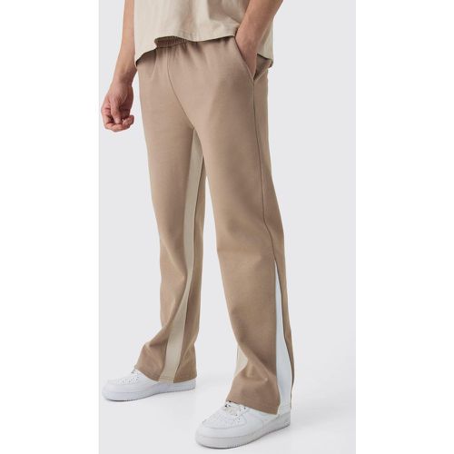 Pantaloni tuta Regular Fit con inserti e pieghe sul fondo - boohoo - Modalova