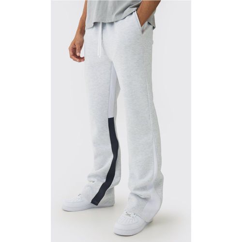 Pantaloni tuta Regular Fit con inserti e pieghe sul fondo - boohoo - Modalova