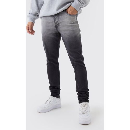 Jeans Skinny Fit slavati in Stretch con pieghe sul fondo - boohoo - Modalova