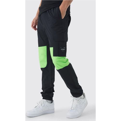 Pantaloni Cargo resistenti all'acqua con vita elasticizzata e polsini Slim Fit - boohoo - Modalova