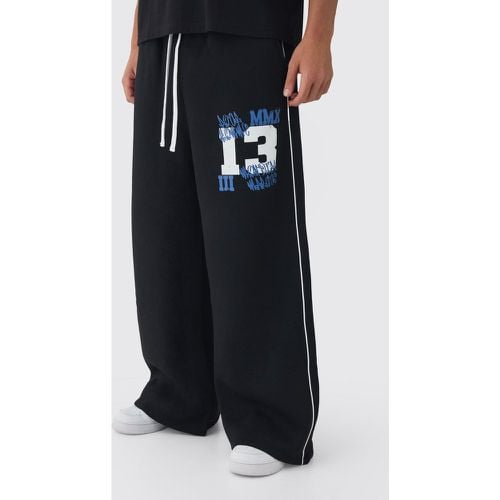 Pantaloni tuta a gamba super ampia stile Varsity con cordoncino - boohoo - Modalova