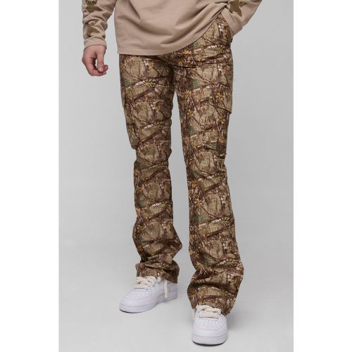 Pantalón Tall Cargo Desteñido Con Costuras Antidesgarros, Pernera Plisada, Bajo Con Cremallera Y Estampado De Camuflaje - boohoo - Modalova