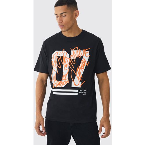 T-shirt stile Varsity stile Graffiti con stampa a caratteri arrotondati - boohoo - Modalova