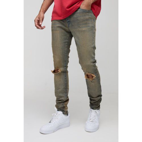 Jeans Skinny Fit colorati con strappi sul ginocchio, pieghe sul fondo e zip sul fondo - boohoo - Modalova