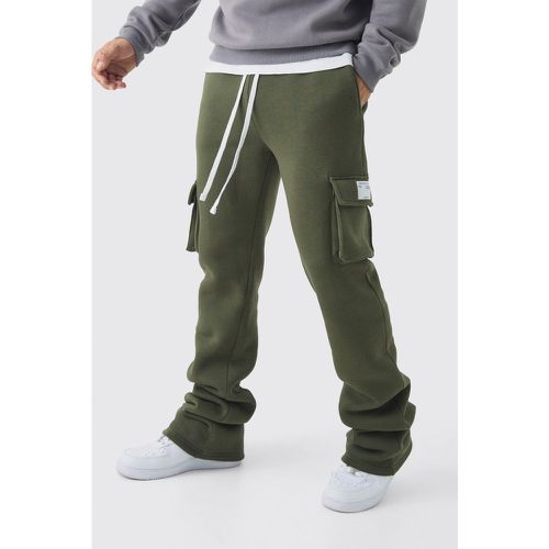 Pantaloni tuta Slim Fit stile Cargo con pieghe sul fondo e etichetta intessuta - boohoo - Modalova