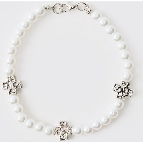 Bracciale di perle con pendente a croce - boohoo - Modalova