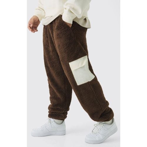 Pantaloni tuta Regular Fit in nylon borg Teddy con tasche - boohoo - Modalova