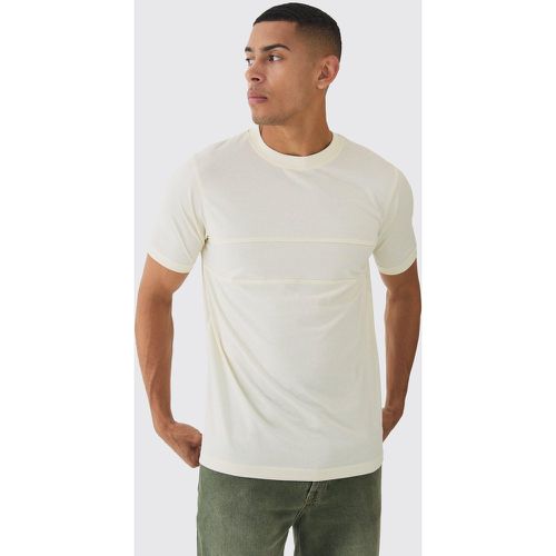 T-shirt attillata a blocchi di colore con scritta Man - boohoo - Modalova