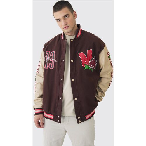 Giacca Bomber Tall stile Varsity con maniche in PU e applique - boohoo - Modalova