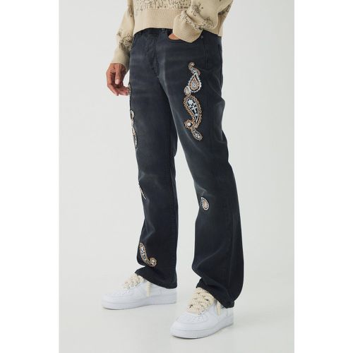 Jeans a zampa Slim Fit in denim rigido slavato con applique in fantasia cachemire - boohoo - Modalova