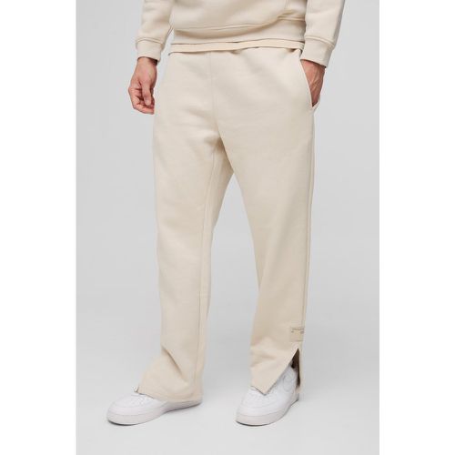 Pantaloni tuta Regular Fit con spacco sul fondo e stemma in tessuto - boohoo - Modalova