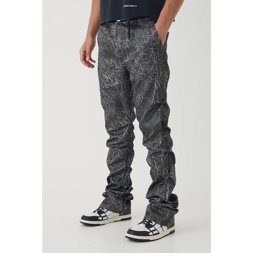 Pantaloni a zampa Slim Fit effetto goffrato con ruches e pieghe sul fondo - boohoo - Modalova