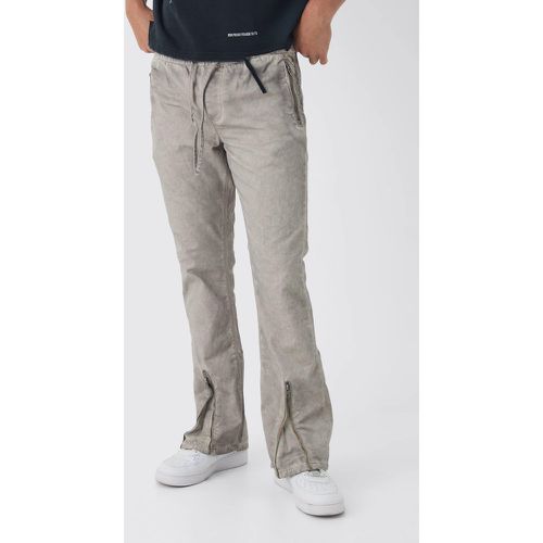 Pantaloni a zampa Slim Fit in lavaggio a olio con vita elasticizzata e zip sul fondo - boohoo - Modalova