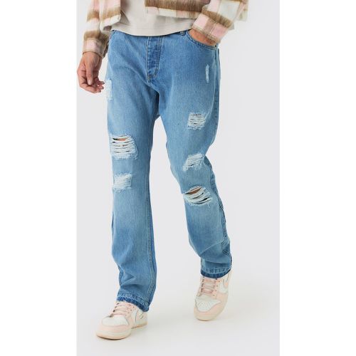 Jeans a zampa Slim Fit con strappi sul ginocchio e fondo ampio - boohoo - Modalova