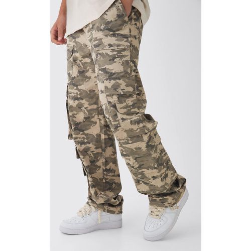 Elasticated Waist Relaxed Stacked Camo Cargo Trousers - boohoo - Modalova