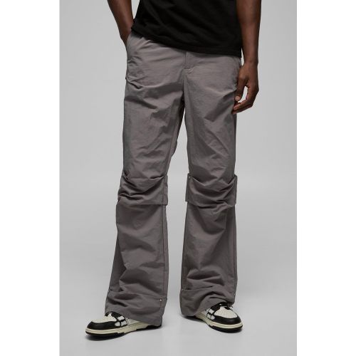 Pantaloni a zampa in nylon effetto goffrato con vita elasticizzata e ruches - boohoo - Modalova