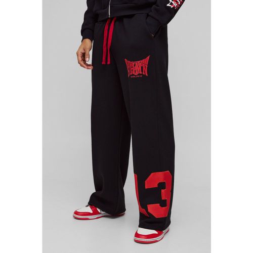 Pantaloni tuta a gamba ampia in rete stile Varsity con applique - boohoo - Modalova