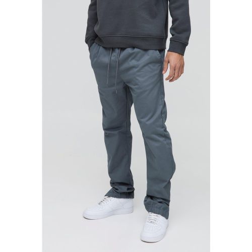 Pantaloni Slim Fit in twill morbido con vita elasticizzata e nervature - boohoo - Modalova