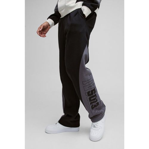 Pantaloni tuta rilassati Official stile Varsity con inserti alti - boohoo - Modalova