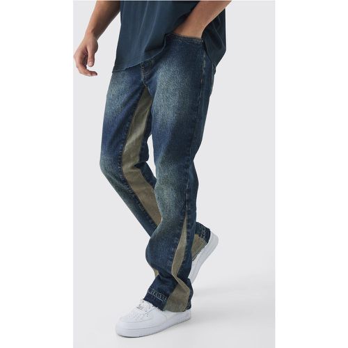 Jeans a zampa Slim Fit in denim rigido slavato con pannelli, smagliature e inserti in denim slavato - boohoo - Modalova