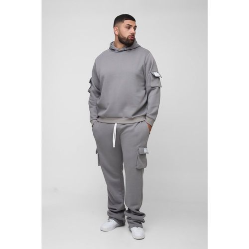 Tuta sportiva Plus Size stile Cargo con super pieghe sul fondo, etichetta intessuta e cappuccio - boohoo - Modalova