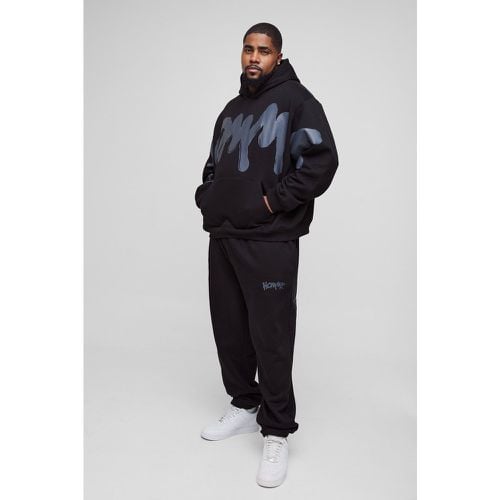 Tuta sportiva Plus Size squadrata oversize con stampa Homme stile Graffiti e cappuccio - boohoo - Modalova