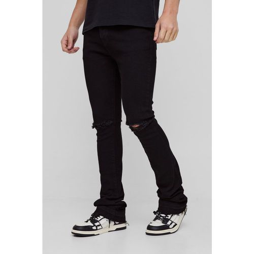 Jeans a zampa Skinny Fit con strappi sul ginocchio e pieghe sul fondo - boohoo - Modalova