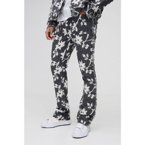 Pantaloni a zampa stile arazzo con pieghe sul fondo - boohoo - Modalova