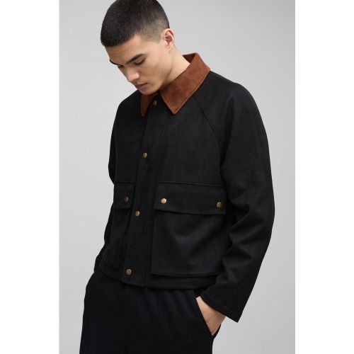 Giacca Harrington squadrata oversize in scamosciato sintetico con colletto a contrasto - boohoo - Modalova