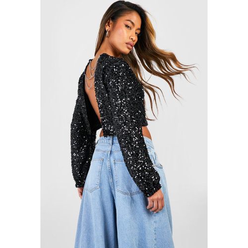 Top a maniche lunghe con paillettes e catene sul retro - boohoo - Modalova