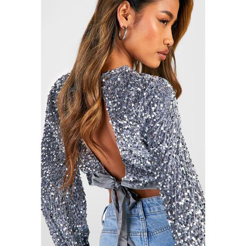 Crop top allacciato sul retro con paillettes - boohoo - Modalova