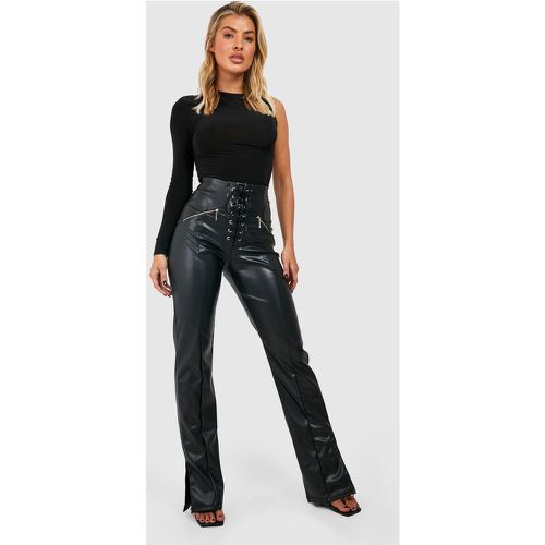 Pantaloni Slim Fit in PU con laccetti e spacco sul fondo - boohoo - Modalova