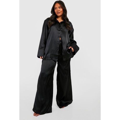 Set pigiama Plus Size oversize in raso - camicia & pantaloni - boohoo - Modalova