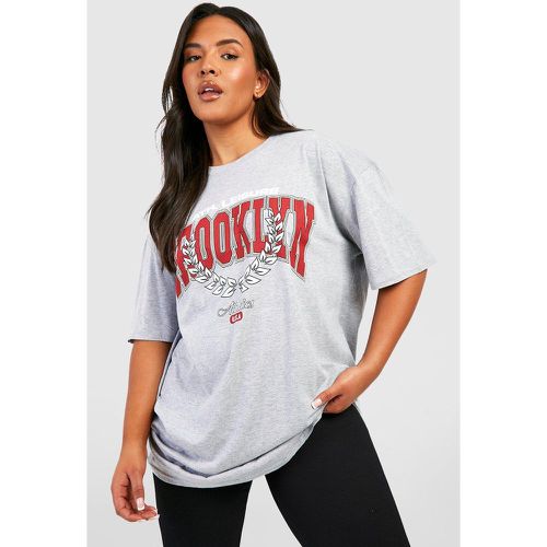 T-shirt Plus Size oversize con scritta Brooklyn - boohoo - Modalova