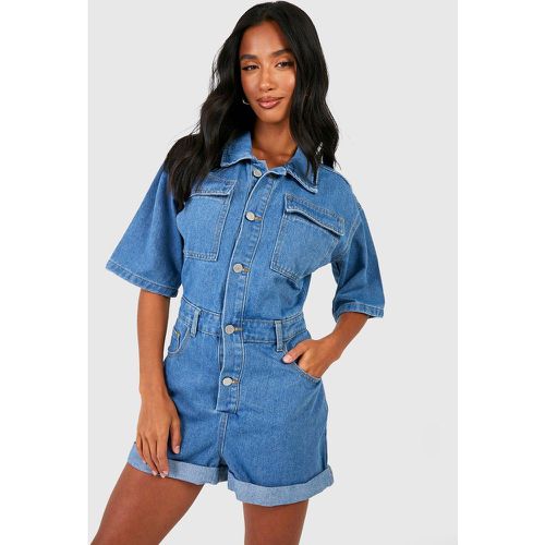 Tutina Petite in denim con risvolti sul fondo - boohoo - Modalova