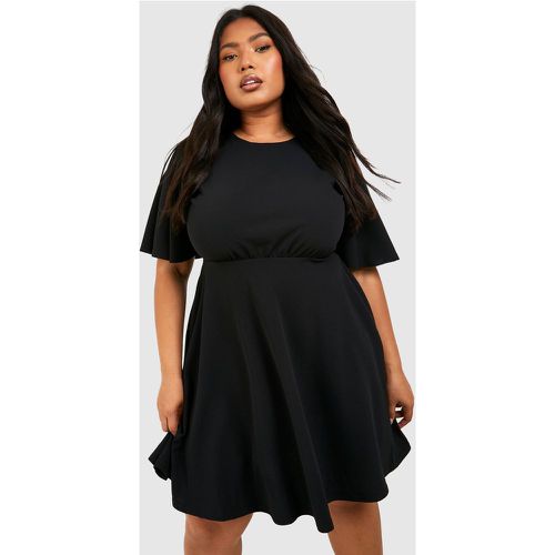 Vestito Skater Plus Size con pieghe e maniche ad angelo - boohoo - Modalova