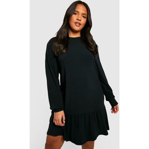 Vestito grembiule Plus Size a coste morbide con fondo arricciato - boohoo - Modalova