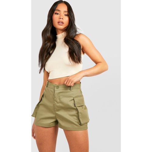 Pantalón Corto Petite De Tela Con Bolsillos Cargo - boohoo - Modalova