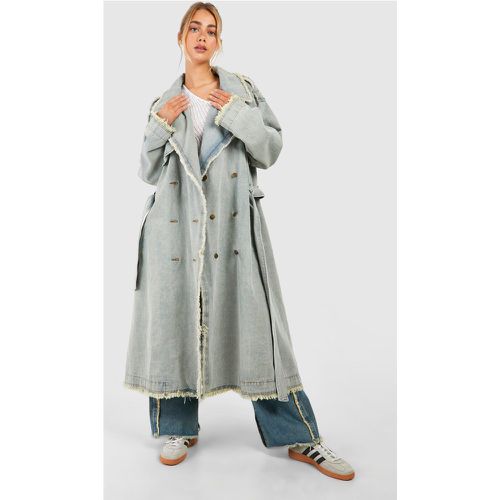 Cappotto Trench Premium in denim con fondo sfilacciato - boohoo - Modalova