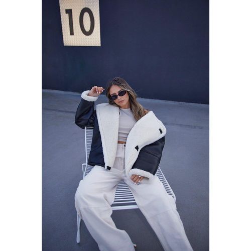 Chaqueta De Aviador Oversize Con Ribete De Borreguito - boohoo - Modalova