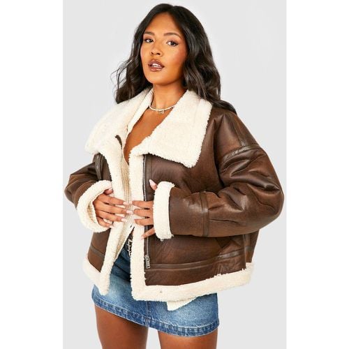 Chaqueta Plus De Aviador Con Ribete De Borreguito Sintético - boohoo - Modalova