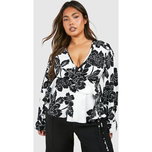 Top Plus Cruzado Con Volante Y Estampado De Flores Monocromáticas - boohoo - Modalova