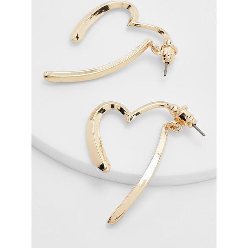 Orecchini color oro a forma di cuore - boohoo - Modalova