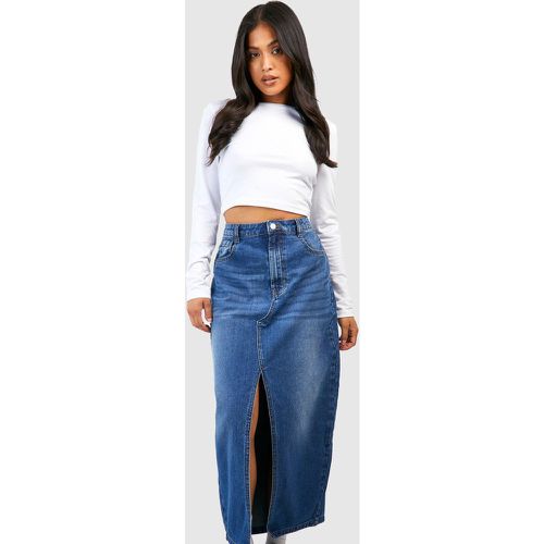 Gonna maxi Petite in denim in lavaggio medio con spacco frontale - boohoo - Modalova